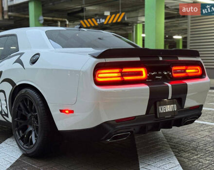 Белый Додж Челенджер, объемом двигателя 5.7 л и пробегом 90 тыс. км за 29900 $, фото 3 на Automoto.ua