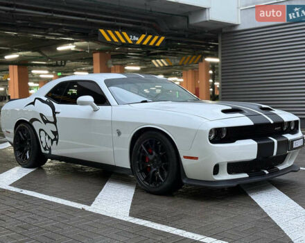 Белый Додж Челенджер, объемом двигателя 5.7 л и пробегом 90 тыс. км за 29900 $, фото 2 на Automoto.ua