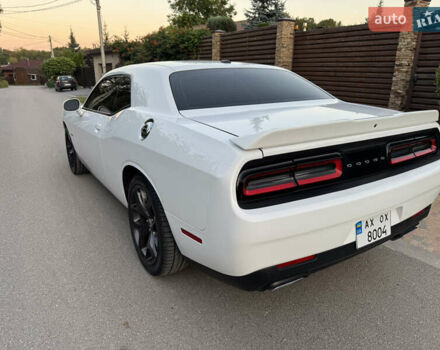 Білий Додж Challenger, об'ємом двигуна 5.65 л та пробігом 84 тис. км за 26500 $, фото 2 на Automoto.ua