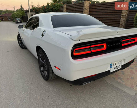 Білий Додж Challenger, об'ємом двигуна 5.65 л та пробігом 84 тис. км за 26500 $, фото 38 на Automoto.ua