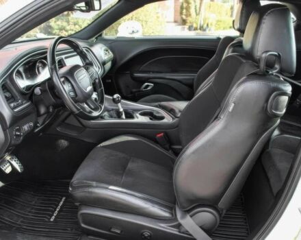Білий Додж Challenger, об'ємом двигуна 6.4 л та пробігом 57 тис. км за 13600 $, фото 6 на Automoto.ua