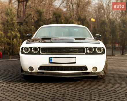 Белый Додж Челенджер, объемом двигателя 3.56 л и пробегом 167 тыс. км за 11900 $, фото 1 на Automoto.ua