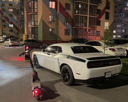 Білий Додж Challenger, об'ємом двигуна 3.6 л та пробігом 180 тис. км за 14000 $, фото 1 на Automoto.ua