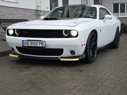 Белый Додж Челенджер, объемом двигателя 6.4 л и пробегом 32 тыс. км за 28500 $, фото 1 на Automoto.ua