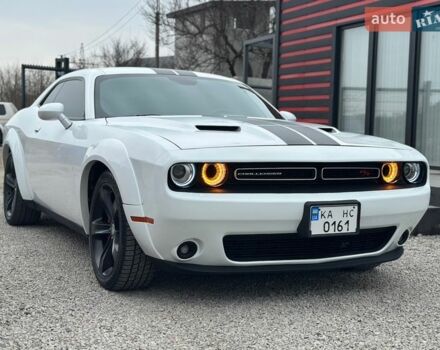 Белый Додж Челенджер, объемом двигателя 5.46 л и пробегом 120 тыс. км за 26500 $, фото 1 на Automoto.ua