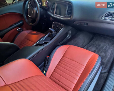 Черный Додж Челенджер, объемом двигателя 5.65 л и пробегом 72 тыс. км за 35000 $, фото 13 на Automoto.ua