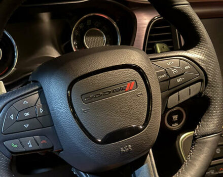 Черный Додж Челенджер, объемом двигателя 5.65 л и пробегом 72 тыс. км за 35000 $, фото 12 на Automoto.ua