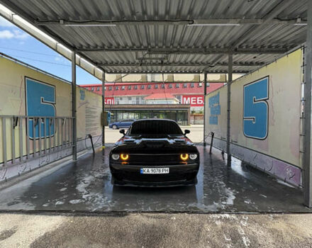 Черный Додж Челенджер, объемом двигателя 5.65 л и пробегом 180 тыс. км за 21500 $, фото 1 на Automoto.ua