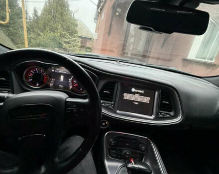 Черный Додж Челенджер, объемом двигателя 5.65 л и пробегом 180 тыс. км за 21500 $, фото 12 на Automoto.ua