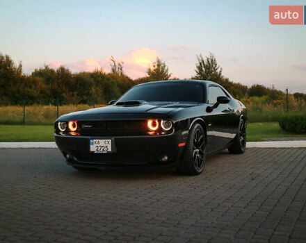 Черный Додж Челенджер, объемом двигателя 5.65 л и пробегом 72 тыс. км за 35000 $, фото 1 на Automoto.ua