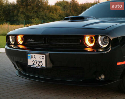 Черный Додж Челенджер, объемом двигателя 5.65 л и пробегом 72 тыс. км за 35000 $, фото 2 на Automoto.ua