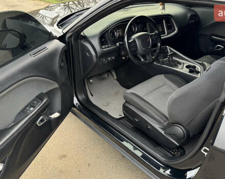 Черный Додж Челенджер, объемом двигателя 3.6 л и пробегом 153 тыс. км за 17000 $, фото 13 на Automoto.ua