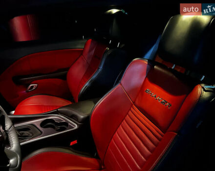 Черный Додж Челенджер, объемом двигателя 5.65 л и пробегом 72 тыс. км за 35000 $, фото 15 на Automoto.ua