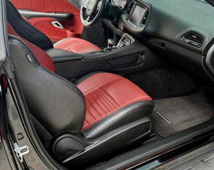 Черный Додж Челенджер, объемом двигателя 5.65 л и пробегом 72 тыс. км за 35000 $, фото 14 на Automoto.ua