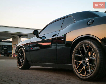 Черный Додж Челенджер, объемом двигателя 5.65 л и пробегом 72 тыс. км за 35000 $, фото 3 на Automoto.ua