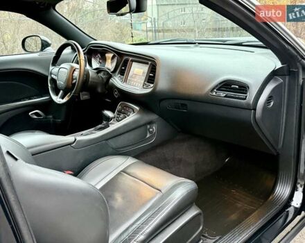 Черный Додж Челенджер, объемом двигателя 5.65 л и пробегом 132 тыс. км за 25500 $, фото 26 на Automoto.ua