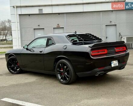 Черный Додж Челенджер, объемом двигателя 5.65 л и пробегом 132 тыс. км за 25500 $, фото 9 на Automoto.ua