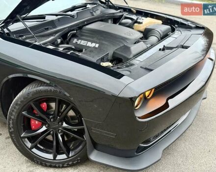 Черный Додж Челенджер, объемом двигателя 5.65 л и пробегом 132 тыс. км за 25500 $, фото 22 на Automoto.ua