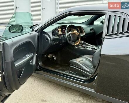 Черный Додж Челенджер, объемом двигателя 5.65 л и пробегом 132 тыс. км за 25500 $, фото 28 на Automoto.ua