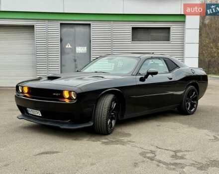 Черный Додж Челенджер, объемом двигателя 5.65 л и пробегом 132 тыс. км за 25500 $, фото 12 на Automoto.ua
