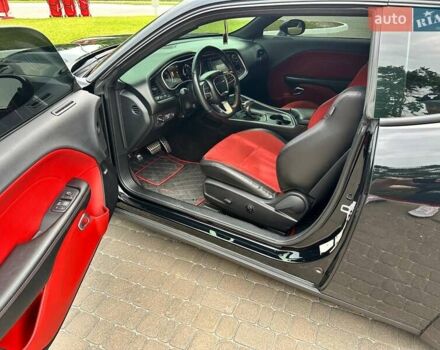 Черный Додж Челенджер, объемом двигателя 6.42 л и пробегом 85 тыс. км за 30700 $, фото 5 на Automoto.ua