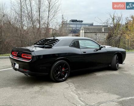 Черный Додж Челенджер, объемом двигателя 5.65 л и пробегом 132 тыс. км за 25500 $, фото 5 на Automoto.ua