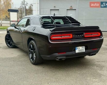 Черный Додж Челенджер, объемом двигателя 5.65 л и пробегом 132 тыс. км за 25500 $, фото 8 на Automoto.ua