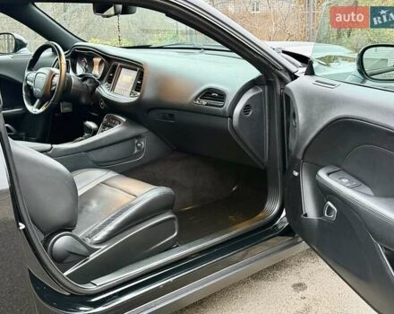 Черный Додж Челенджер, объемом двигателя 5.65 л и пробегом 132 тыс. км за 25500 $, фото 25 на Automoto.ua