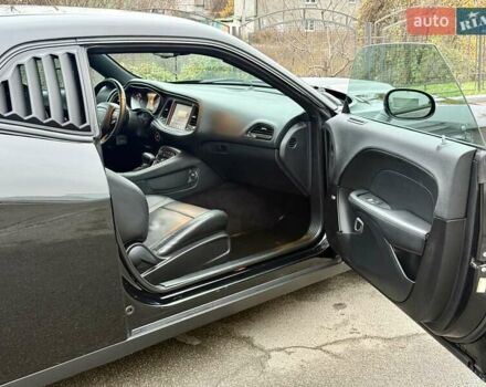 Черный Додж Челенджер, объемом двигателя 5.65 л и пробегом 132 тыс. км за 25500 $, фото 24 на Automoto.ua