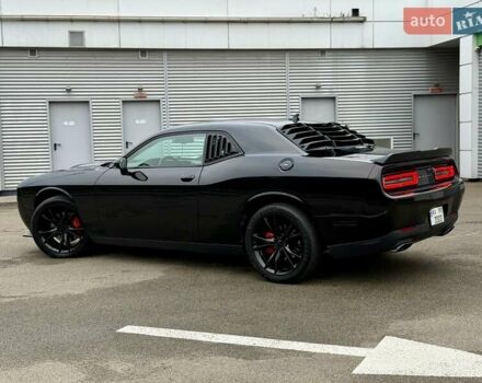 Черный Додж Челенджер, объемом двигателя 5.65 л и пробегом 132 тыс. км за 25500 $, фото 11 на Automoto.ua
