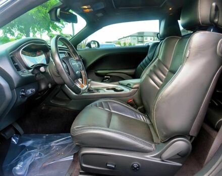 Черный Додж Челенджер, объемом двигателя 6.2 л и пробегом 52 тыс. км за 32000 $, фото 7 на Automoto.ua