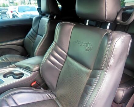 Черный Додж Челенджер, объемом двигателя 6.2 л и пробегом 52 тыс. км за 32000 $, фото 6 на Automoto.ua