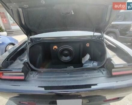 Черный Додж Челенджер, объемом двигателя 5.65 л и пробегом 141 тыс. км за 26300 $, фото 2 на Automoto.ua