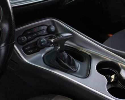 Черный Додж Челенджер, объемом двигателя 6.4 л и пробегом 53 тыс. км за 13900 $, фото 10 на Automoto.ua