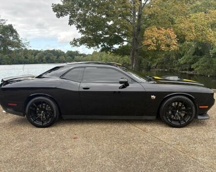 Черный Додж Челенджер, объемом двигателя 6.4 л и пробегом 48 тыс. км за 14800 $, фото 5 на Automoto.ua