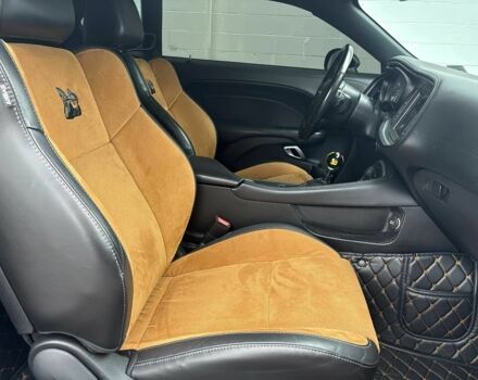 Черный Додж Челенджер, объемом двигателя 6.4 л и пробегом 48 тыс. км за 14800 $, фото 7 на Automoto.ua