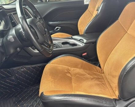 Черный Додж Челенджер, объемом двигателя 6.4 л и пробегом 48 тыс. км за 14800 $, фото 6 на Automoto.ua