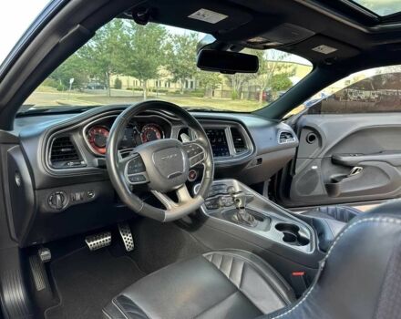 Черный Додж Челенджер, объемом двигателя 6.2 л и пробегом 28 тыс. км за 15000 $, фото 10 на Automoto.ua