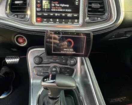 Чорний Додж Challenger, об'ємом двигуна 6.2 л та пробігом 66 тис. км за 25999 $, фото 9 на Automoto.ua