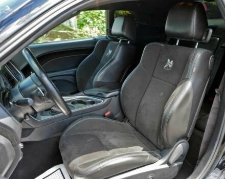 Черный Додж Челенджер, объемом двигателя 6.4 л и пробегом 25 тыс. км за 5800 $, фото 6 на Automoto.ua