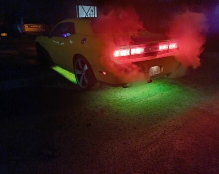 Красный Додж Челенджер, объемом двигателя 3.6 л и пробегом 260 тыс. км за 12500 $, фото 3 на Automoto.ua