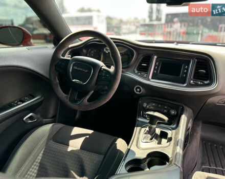 Красный Додж Челенджер, объемом двигателя 3.6 л и пробегом 168 тыс. км за 17099 $, фото 12 на Automoto.ua