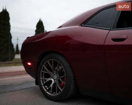 Красный Додж Челенджер, объемом двигателя 6.42 л и пробегом 76 тыс. км за 37000 $, фото 6 на Automoto.ua