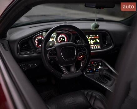 Красный Додж Челенджер, объемом двигателя 6.42 л и пробегом 76 тыс. км за 37000 $, фото 12 на Automoto.ua