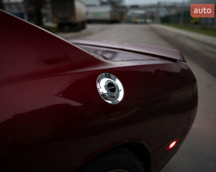 Красный Додж Челенджер, объемом двигателя 6.42 л и пробегом 76 тыс. км за 37000 $, фото 5 на Automoto.ua