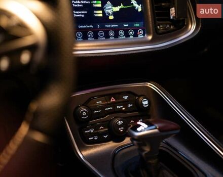 Красный Додж Челенджер, объемом двигателя 6.42 л и пробегом 76 тыс. км за 37000 $, фото 16 на Automoto.ua