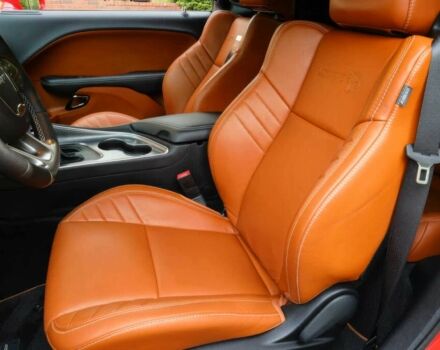 Красный Додж Челенджер, объемом двигателя 6.2 л и пробегом 58 тыс. км за 13670 $, фото 10 на Automoto.ua