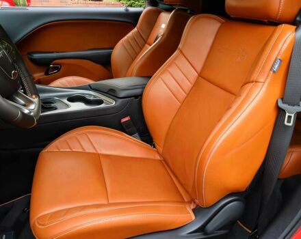 Червоний Додж Challenger, об'ємом двигуна 6.2 л та пробігом 63 тис. км за 10000 $, фото 6 на Automoto.ua