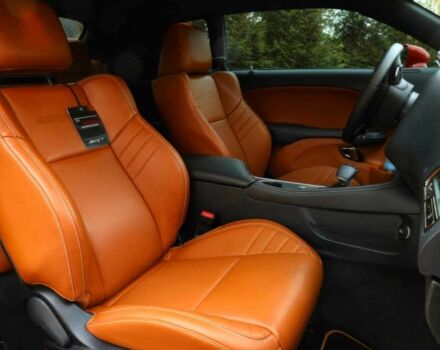 Червоний Додж Challenger, об'ємом двигуна 6.2 л та пробігом 69 тис. км за 25000 $, фото 6 на Automoto.ua