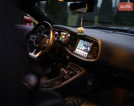 Красный Додж Челенджер, объемом двигателя 6.42 л и пробегом 76 тыс. км за 37000 $, фото 18 на Automoto.ua